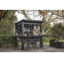 Tmavě šedý zahradní bar s policemi, televizí a třemi barovými stoličkami ve venkovním prostoru