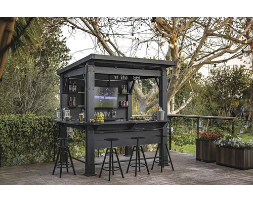 Tmavě šedý zahradní bar s policemi, televizí a třemi barovými stoličkami ve venkovním prostoru