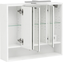 Bílá zrcadlová skříňka s otevřenými dvířky a skleněnými policemi