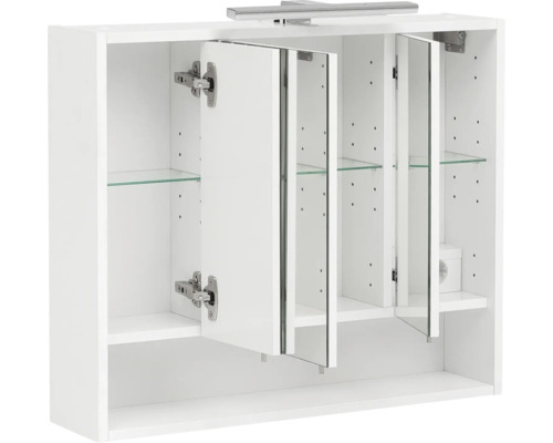 Bílá zrcadlová skříňka s otevřenými dvířky a skleněnými policemi