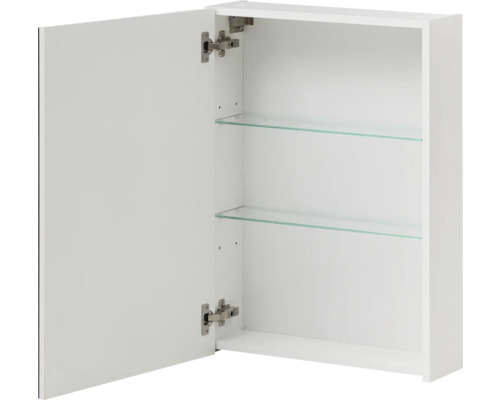 Bílá zrcadlová skříňka s otevřenými dvířky a dvěma skleněnými policemi