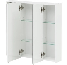 Otevřená bílá zrcadlová skříňka se třemi dvířky a skleněnými policemi do koupelny