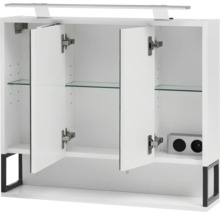 Otevřená bílá zrcadlová skříňka se třemi dvířky, skleněnými policemi a zásuvkami