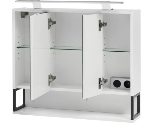 Otevřená bílá zrcadlová skříňka se třemi dvířky, skleněnými policemi a zásuvkami