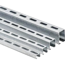 Několik kovových C-profilů s podlouhlými otvory pro interiérové úpravy