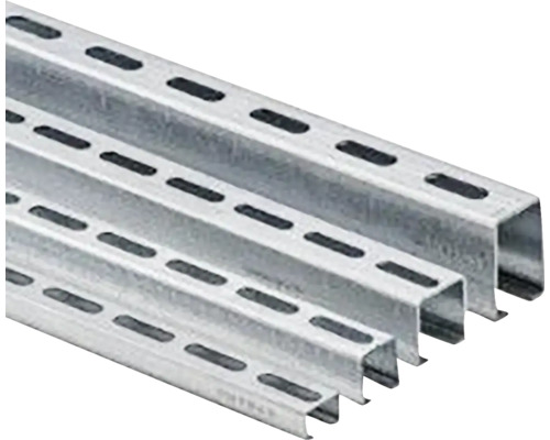 Několik kovových C-profilů s podlouhlými otvory pro interiérové úpravy