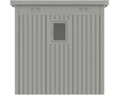 Pohled na stěnu zahradního domku s oknem a větracími otvory