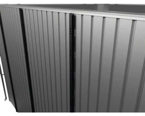 Detailní pohled na kovový plot s vertikálními lamelami.