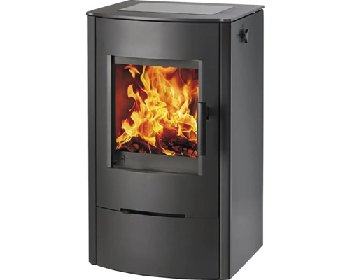 Krbová kamna s hořícím dřevem uvnitř