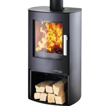 Krbová kamna s dřevem v prostoru pro dřevo