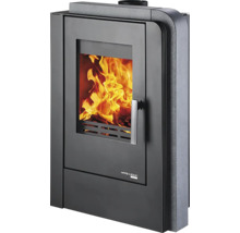 Krbová kamna se skleněným oknem a hořícím ohněm