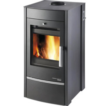 Krbová kamna s prosklenými dvířky a ohněm na dřevo