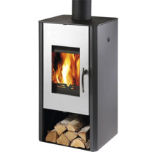 Krbová kamna s úložným prostorem na dřevo a hořícím ohněm