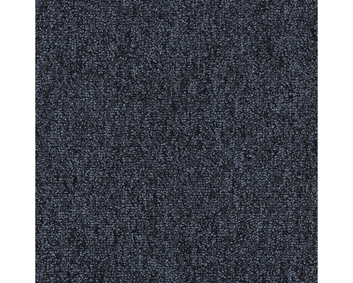Detail tmavého vzorovaného koberce