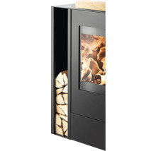 Krbová kamna s poleny a plameny za sklem