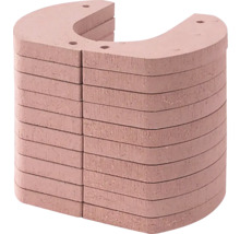 Hromada podkovovitých desek z kamene s otvory