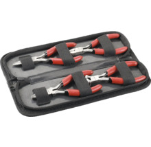 Sada kleští v černé brašně na nářadí