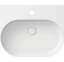 Pohled shora na bílé keramické umyvadlo do koupelny