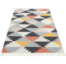 Koberec Kilim s geometrickým klikatým vzorem a krátkými třásněmi.