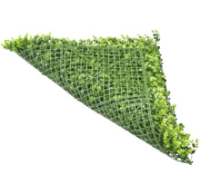 Umělá tráva s zelenými listy