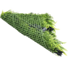 Stěna z umělých rostlin s různými druhy zeleně a mřížkovou strukturou