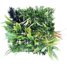 Umělá rostlinná stěna s různými odstíny zelené a texturami listů.