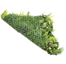 Umělá rostlinná stěna s různými zelenými rostlinami a plastovou mřížkou