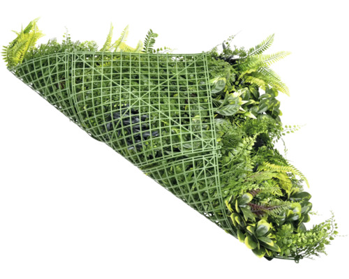 Umělá rostlinná stěna s různými zelenými rostlinami a plastovou mřížkou