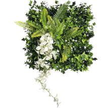 Umělá rostlinná stěna s kapradinou a bílými květy