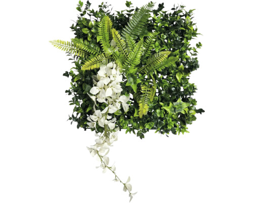 Umělá rostlinná stěna s kapradinou a bílými květy