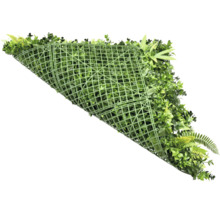 Umělá živý plot s různými zelenými listy na plastové mřížce
