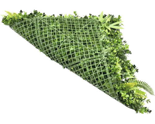 Umělá živý plot s různými zelenými listy na plastové mřížce