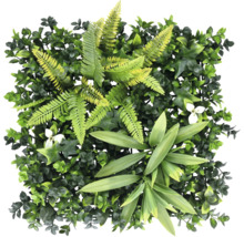 Umělá zelená stěna s kapradinami a listy pro dekoraci