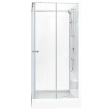 Sprchový kout s sprchovou soupravou a čirou skleněnou zástěnou