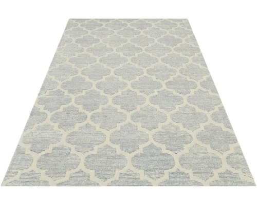 Koberec s opakujícím se ornamentálním vzorem