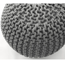 Šedý pletený sedací puf