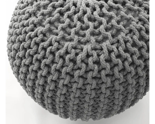 Šedý pletený sedací puf