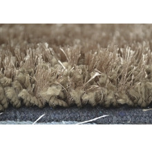 Detail béžového koberce s vysokým vlasem