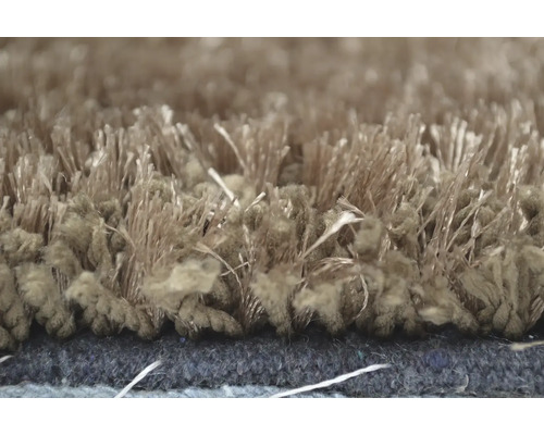 Detail béžového koberce s vysokým vlasem