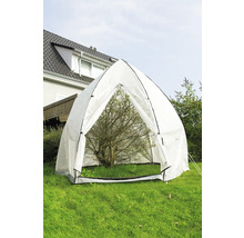 Zahradní stan pro ochranu rostlin na zahradě.