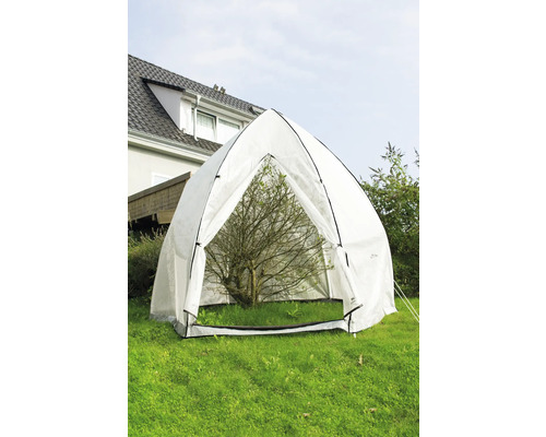 Zahradní stan pro ochranu rostlin na zahradě.