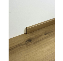 Dřevěná podlaha s odpovídající podlahovou lištou u zdi