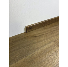 Dřevěná soklová lišta na laminátové podlaze