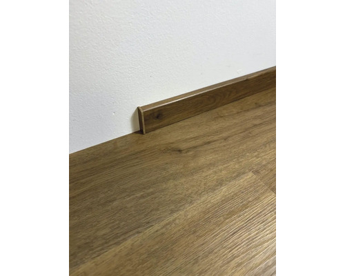 Dřevěná soklová lišta na laminátové podlaze