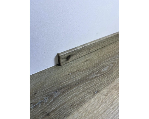 Dřevěná podlahová lišta na stěně