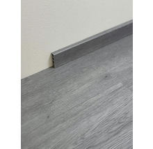 Plastová podlahová lišta namontovaná na stěně