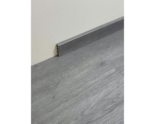 Plastová podlahová lišta namontovaná na stěně