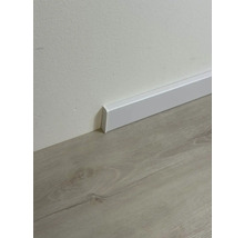 Bílá podlahová lišta na stěně nad podlahou