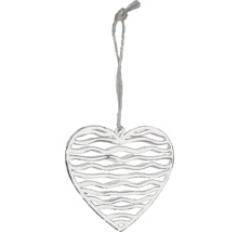 Ozdobný přívěsek ve tvaru srdce s vlnitým vzorem a šňůrkou na zavěšení.