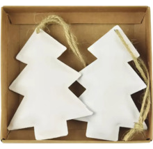 Dva bílé přívěsky ve tvaru vánočního stromku s provázkem v kartonové krabici